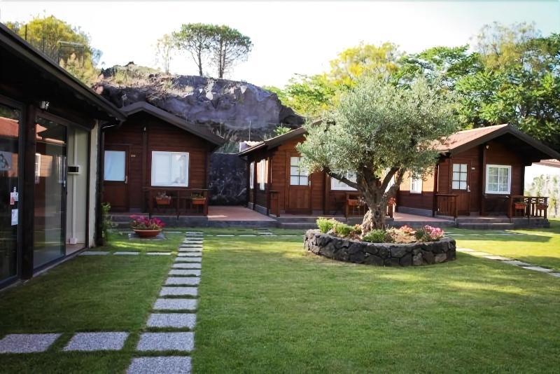 Etna Hut Bed & Breakfast Nicolosi Exterior foto